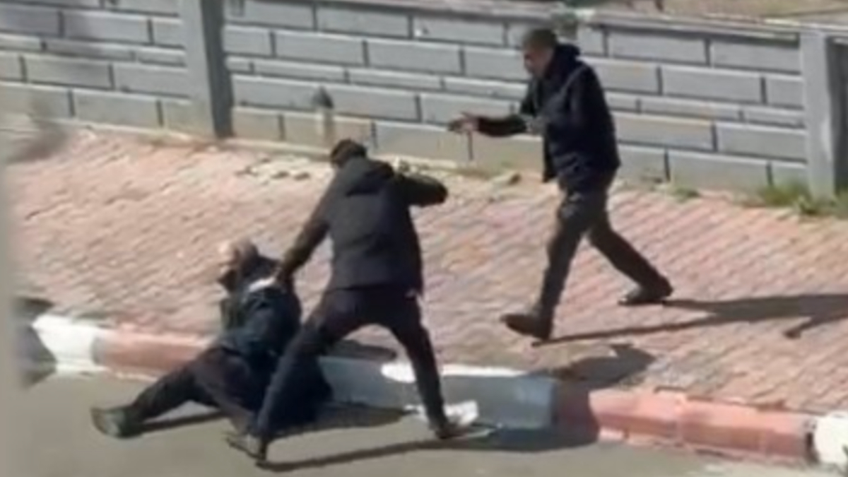 Antalya'da zabıtanın meslektaşını bıçaklayarak öldürdüğü anlar kameraya yansıdı