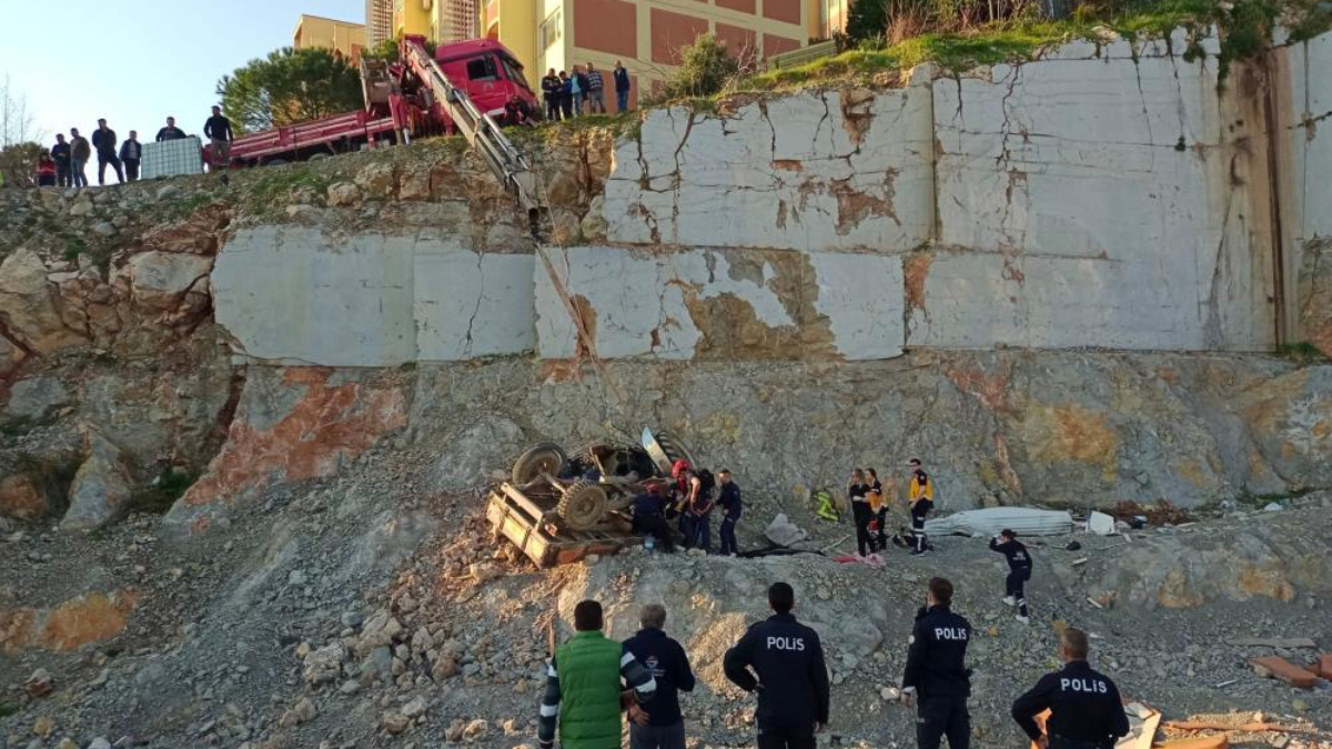 Balıkesir'de 20 metrelik uçuruma yuvarlanan traktörün sürücüsü öldü