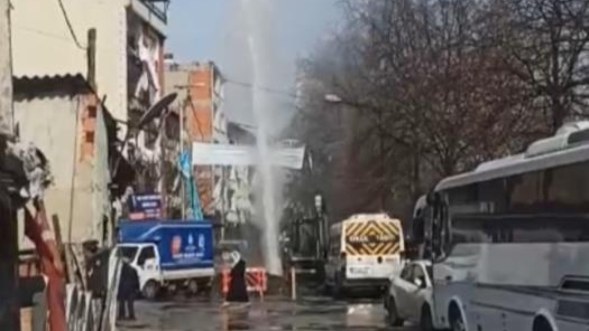 Beyoğlu'nda isale borusu patladı: Fışkıran su binaların boyunu geçti