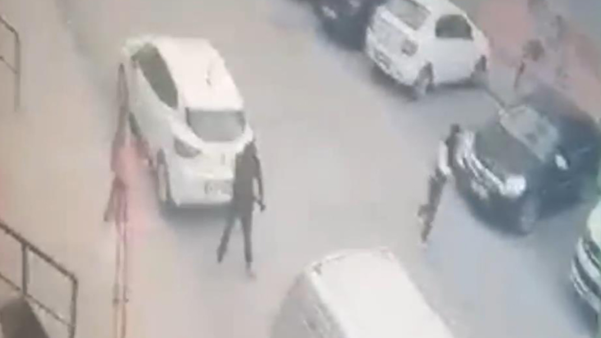 İstanbul Arnavutköy'de sokak ortasında uzun namlulu silahlarla saldırı