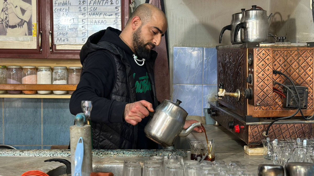 Adana'da kavgadan sıkılan kahveci siyaset konuşmayı yasakladı