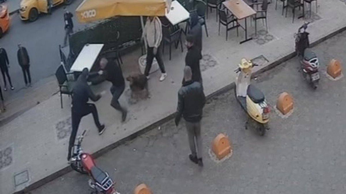 Zonguldak'ta bir kişinin husumetlisini bıçakladığı anlar kameraya yansıdı