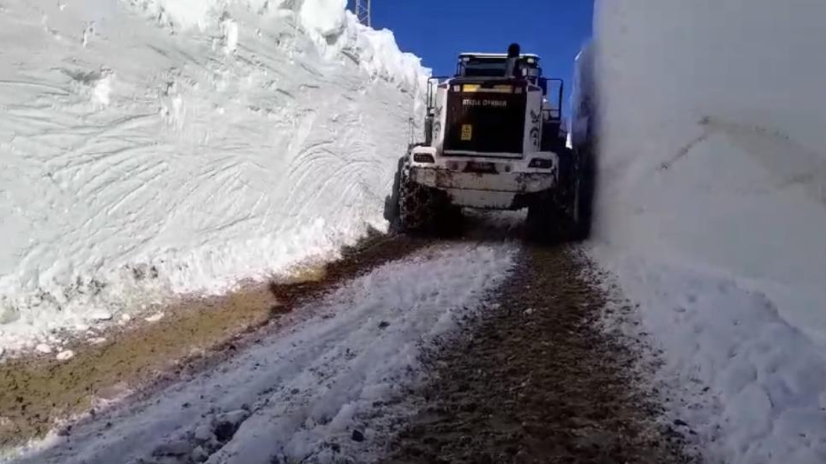Hakkari Yüksekova'da 7 metrelik kar tünellerinde çalışmalar sürüyor