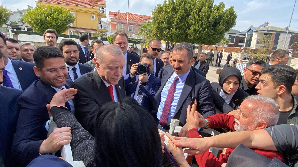 Antalya'da Cumhurbaşkanı Erdoğan'a cuma namazında yoğun ilgi