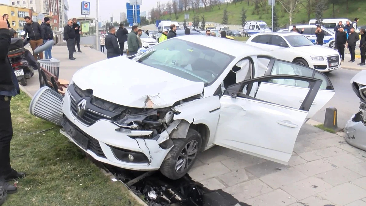 Bağcılar'da 4 araç birbirine girdi: 1 ölü