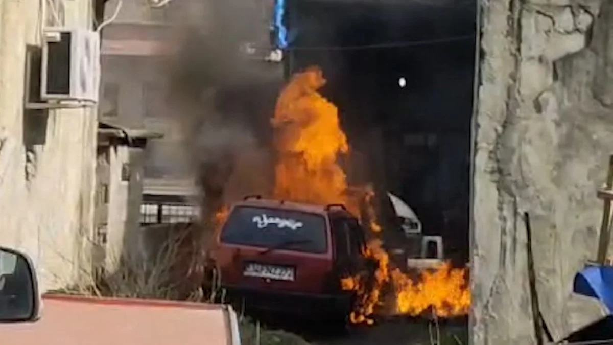 Rize'de park halindeki 2 otomobil yandı: Kullanılamaz hale geldiler
