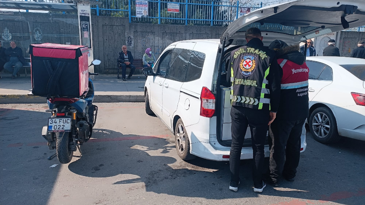 Sultanbeyli'de kaldırıma çıkan otomobil ve motosikletin sürücüsüne ceza
