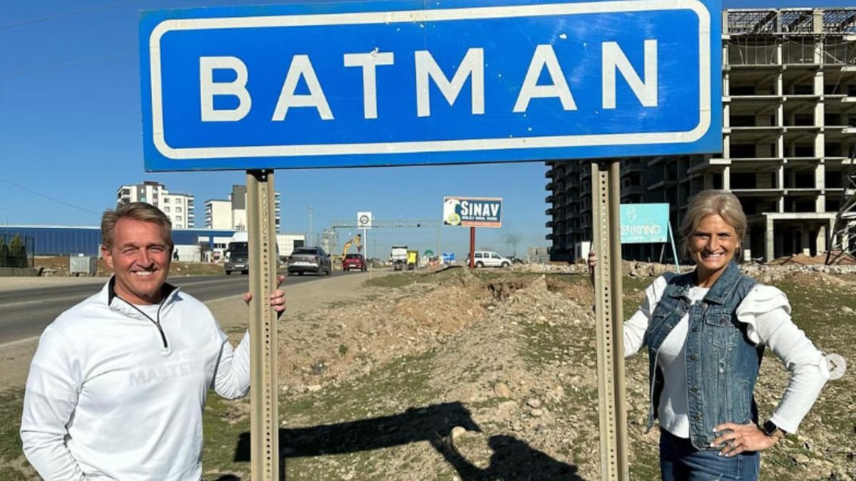 ABD Büyükelçisi Jeff Flake, Batman il tabelası önünde poz verdi
