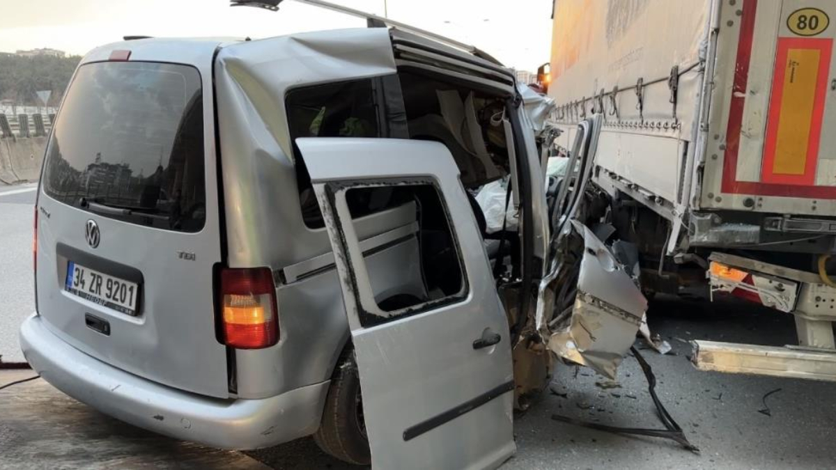 Pendik'te feci kaza: Sürücü sağ salim kurtuldu