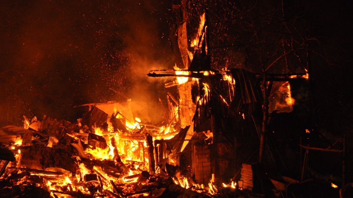 Bolu'da fırın evinde çıkan yangında samanlık ve ahır cayır cayır yandı