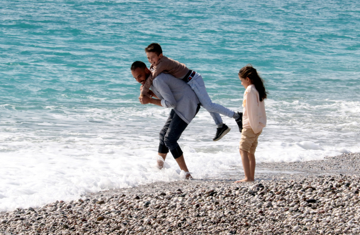 Antalya'da hava sıcaklığı 25 derece! Sahile akın ettiler