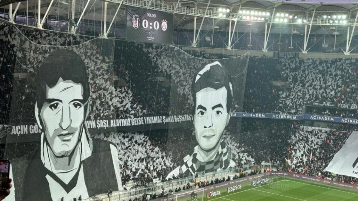 Beşiktaş tribünlerinden derbi koreografisi
