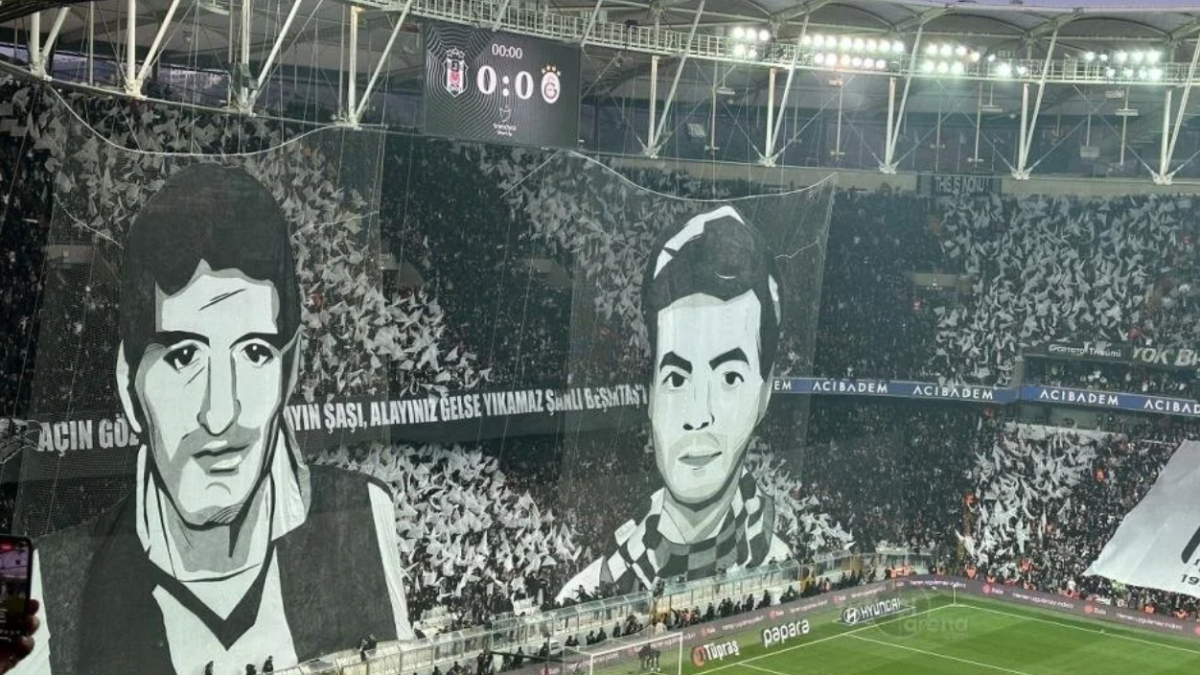 Beşiktaş tribünlerinden derbi koreografisi