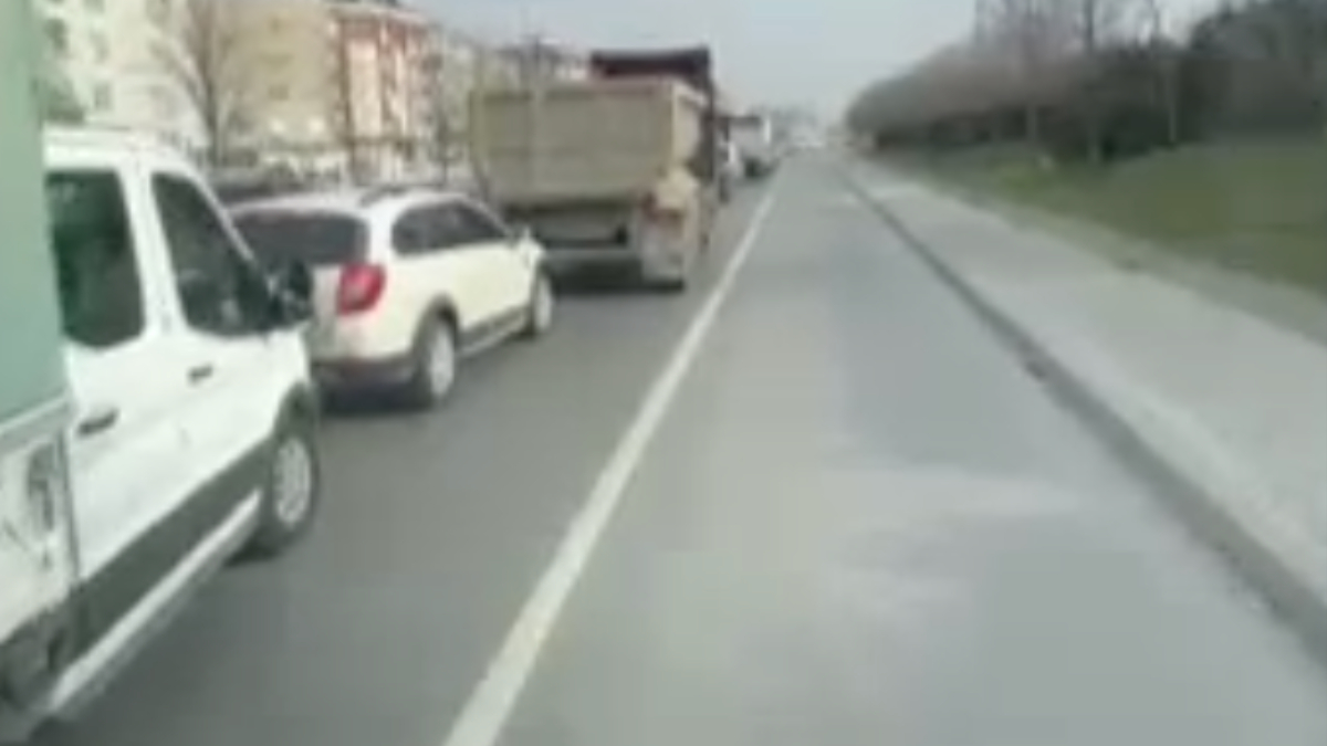 İstanbul'da emniyet şeridindeki sürücüler itfaiyeye zor anlar yaşattı