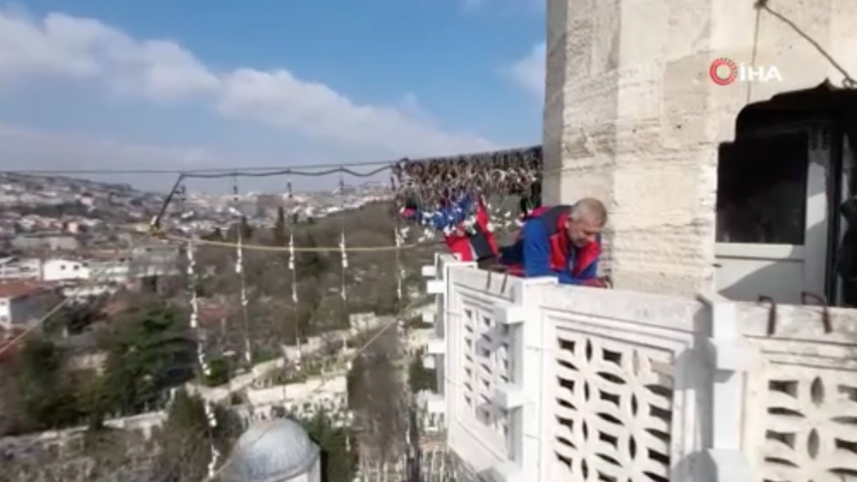 Ramazan ayının simgesi: Mahyaların ilki Eyüpsultan Camii'ne asıldı
