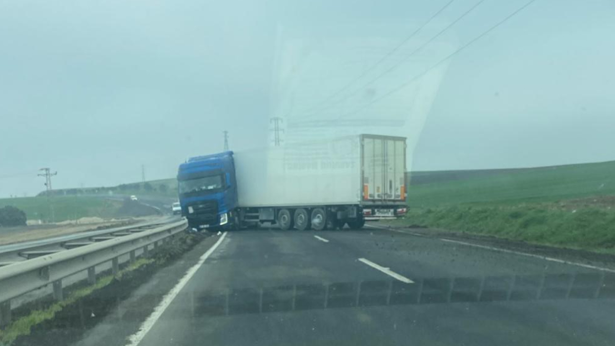 Tekirdağ'da kontrolden çıkan tırın kaza anı kameraya yansıdı