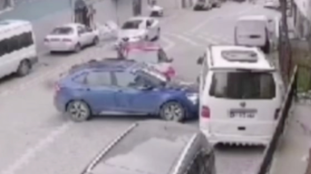 İstanbul Esenyurt'ta iki araca çarpan otomobil sürücüsü kaçtı