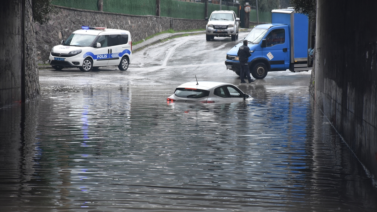 İzmir'de değişmeyen manzara! Yağmur sonrası alt geçidi su bastı
