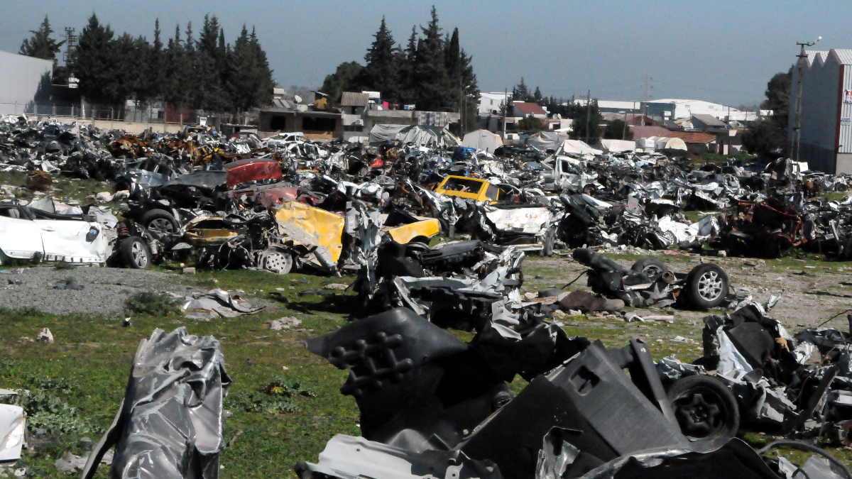Hatay'da enkazda kalan yüzlerce araç arazilerde bekletiliyor