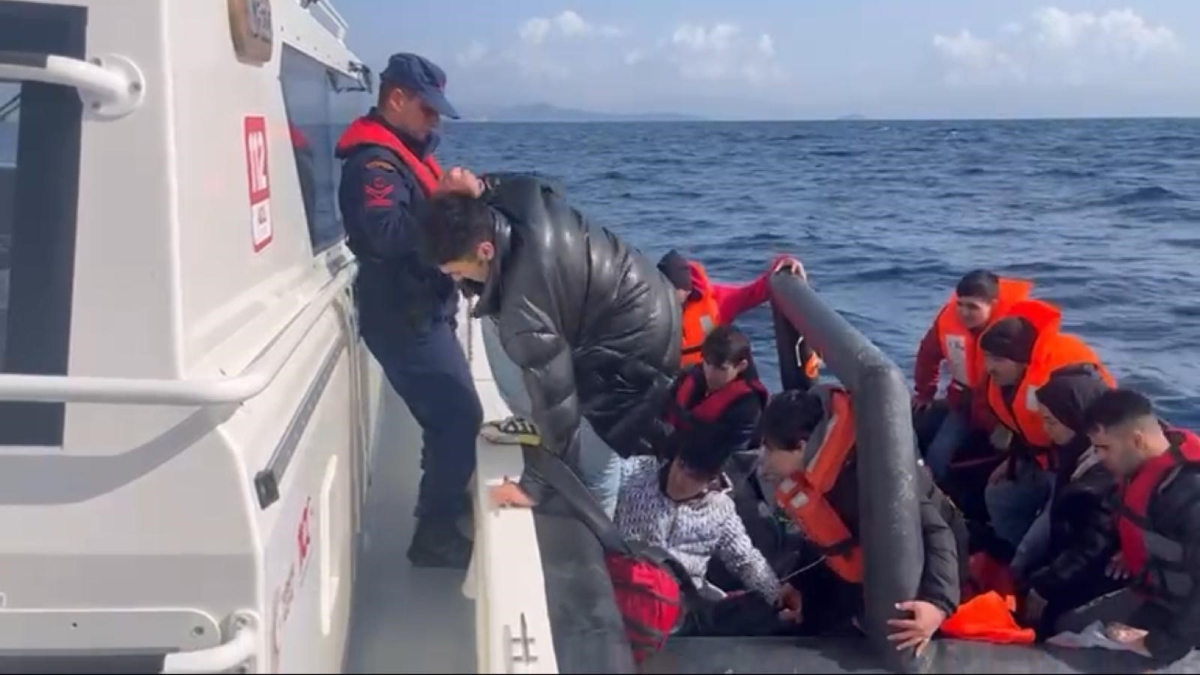 İzmir'de Yunanistan'ın ölüme terk ettiği 13'ü çocuk 50 düzensiz göçmen kurtarıldı