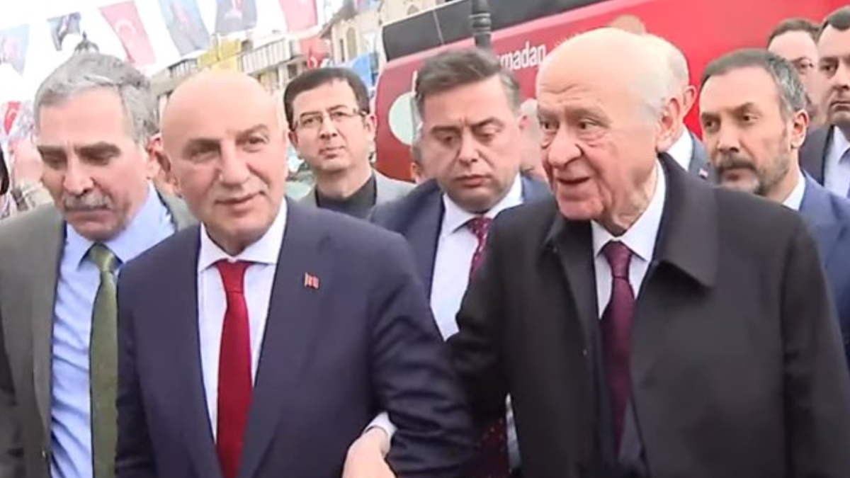 Devlet Bahçeli, Turgut Altınok ile Keçiören'de halkı selamladı