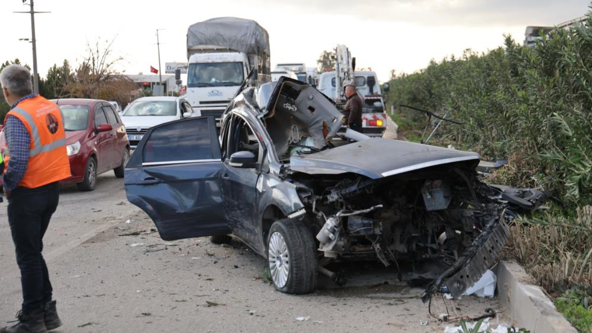 Adana'da otomobil ile midibüs çarpıştı: 2 ölü 14 yaralı