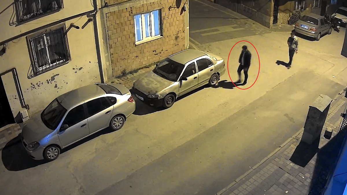 Bursa'da bir kişi park halindeki otomobilin lastiğini kesip yoluna devam etti