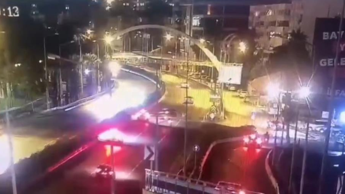 İzmir'de direğe çarpan aracın sürücüsü hayatını kaybetti