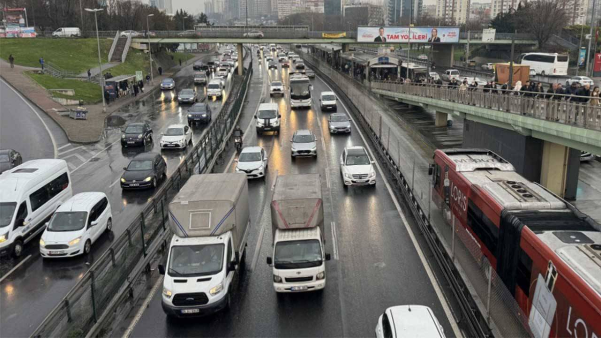 İstanbul'da hava yağışlı: Trafik çilesi sürüyor
