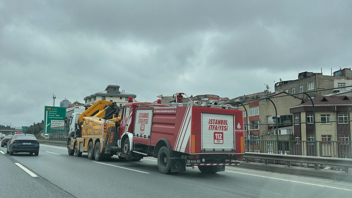 İstanbul'da şimdi de itfaiye araçları yolda kalıyor