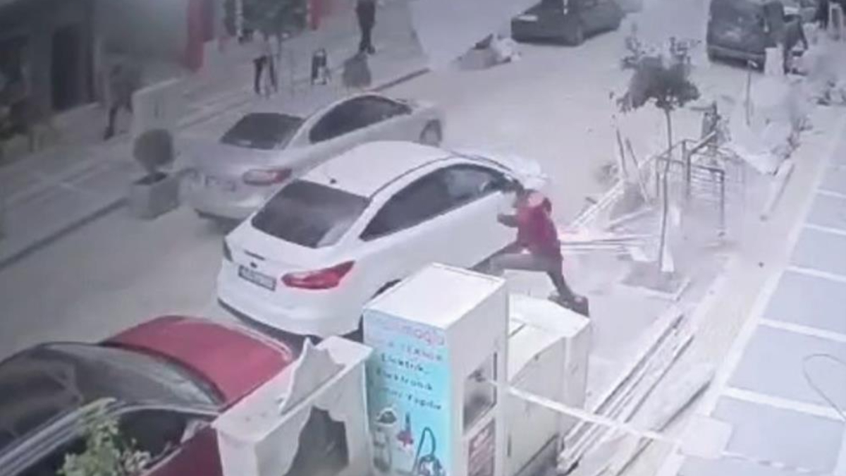 Mardin'de inşaattan kafasına kapı düşen genç yaralandı