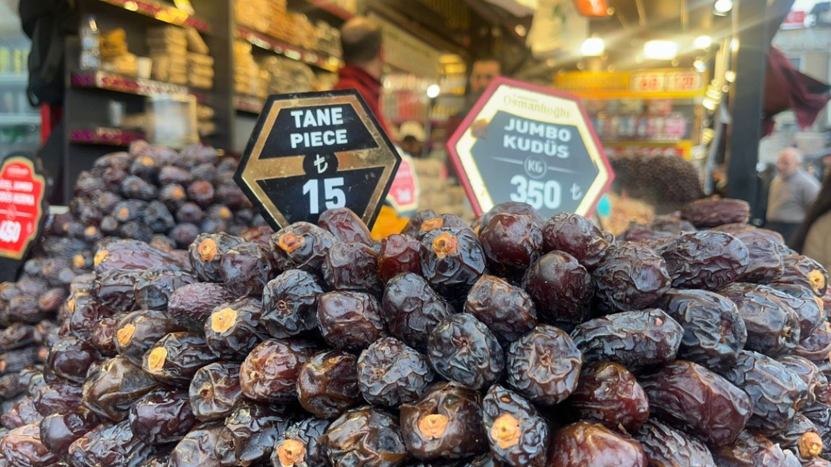 İstanbul'un Tarihi Mısır Çarşısı'nda hurma satışı! Tanesi 15 TL