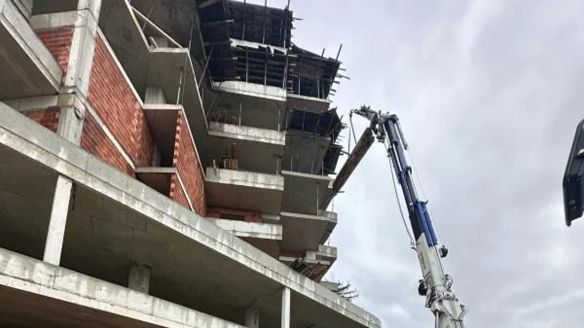 Trabzon'da 7'nci katından düşen inşaat işçisi öldü