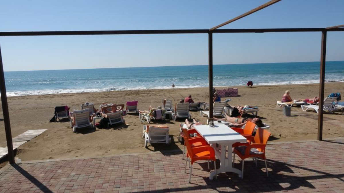 Antalya'da çatıları uçuran fırtına sonrası turistler, deniz keyfi yaptı