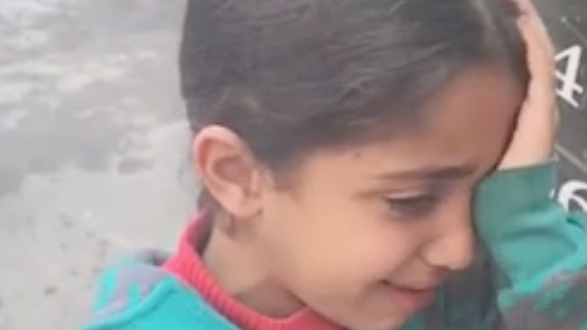 Gazze'de bir kap çorba alan küçük kız gözyaşlarına hakim olamadı