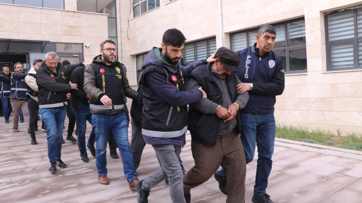 Afyonkarahisar'da sahte altın dolandırıcısı olduğu tespit edilen 19 kişi yakalandı