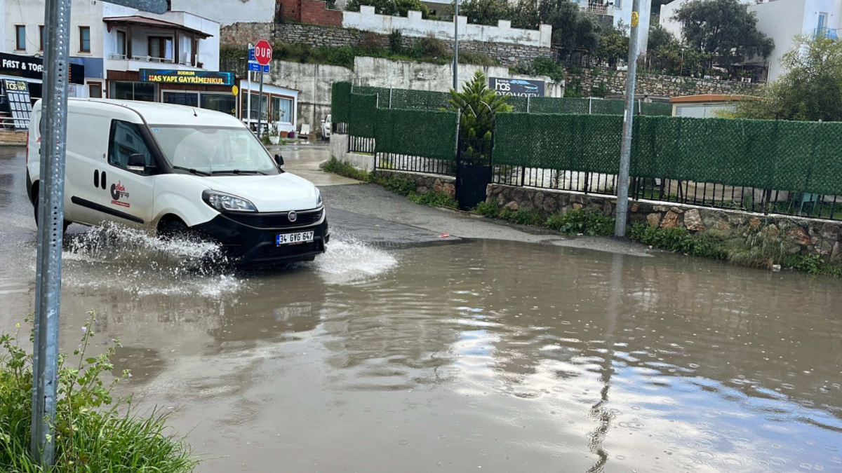 Bodrum'da sokaklar ve caddeler yine göle döndü