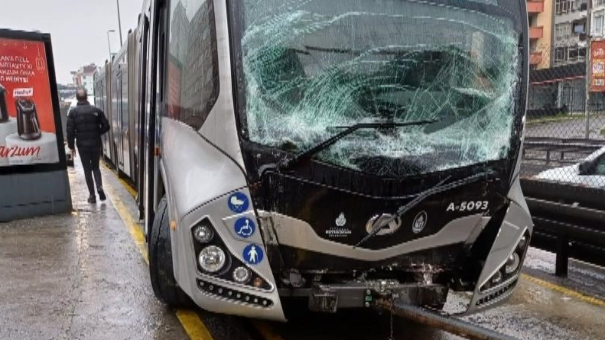İstanbul'da metrobüs kazası! 4 kişi yaralandı