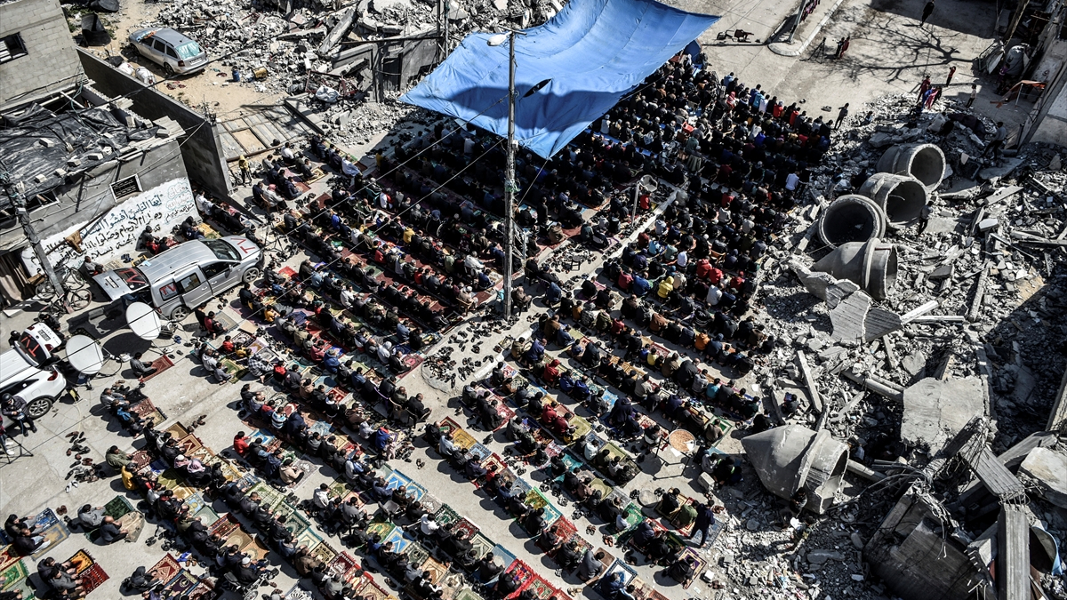 Gazze'de yıkıntılar arasında cuma namazı...