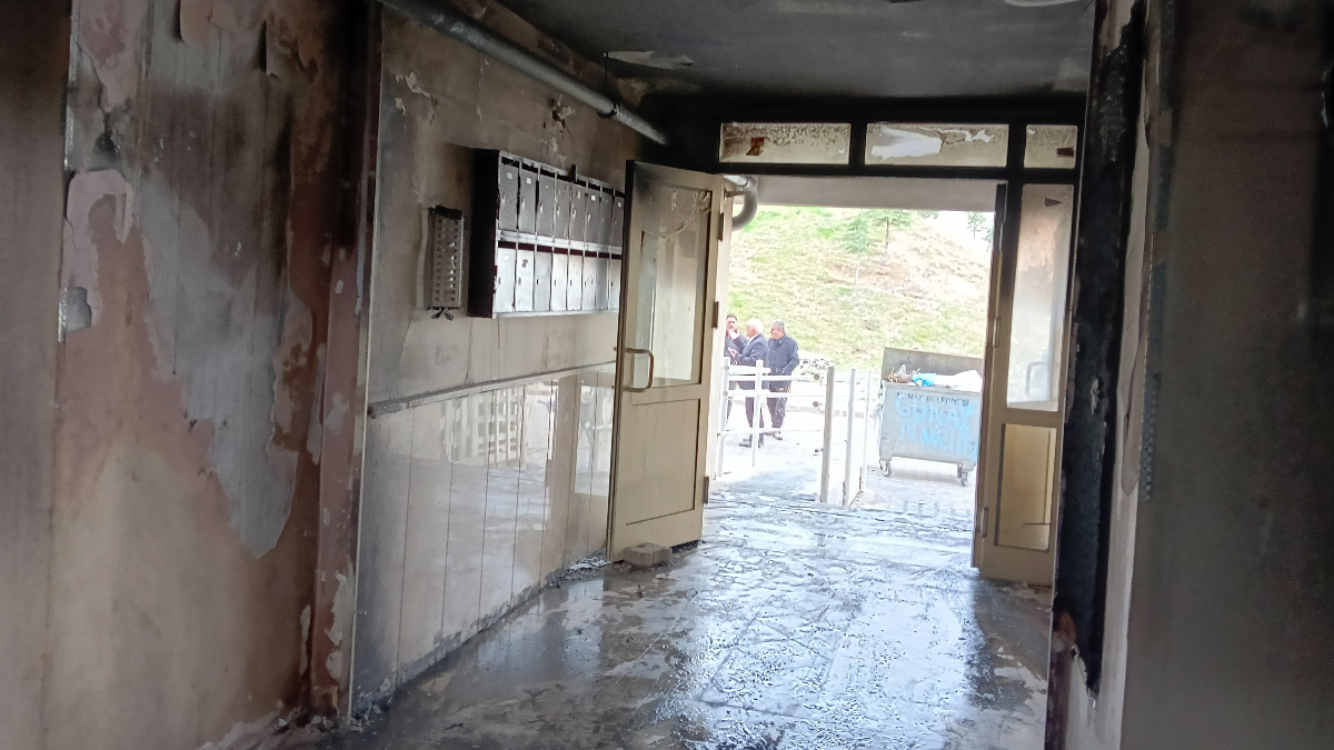 Ankara'da 50 kişilik apartman kundaklandı: Vatandaşlar vinçle çıkarıldı