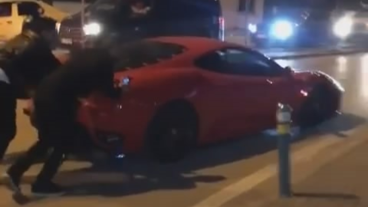 Bursa'da yolda kalan milyonluk Ferrari'nin yardımına vatandaşlar koştu