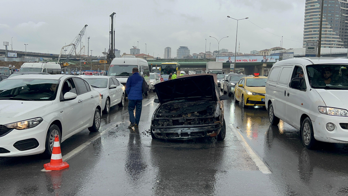 İstanbul trafiğinde bir araç cayır cayır yandı