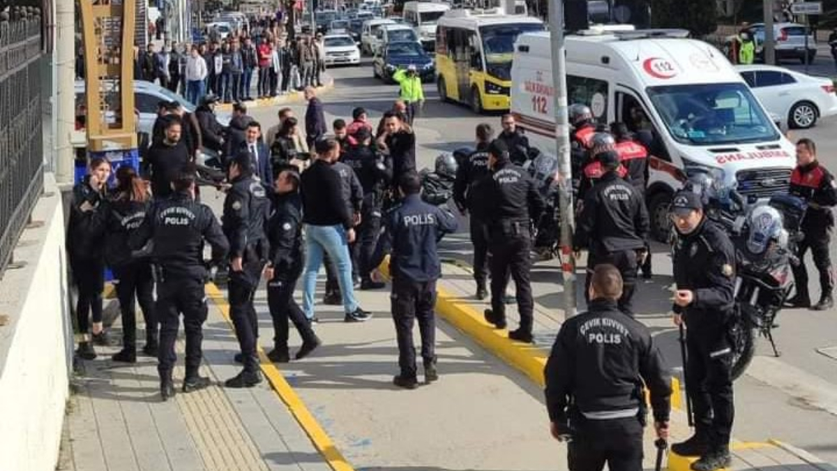 Mardin'de adliye önünde silahlı kavga: 1'i polis 9 yaralı