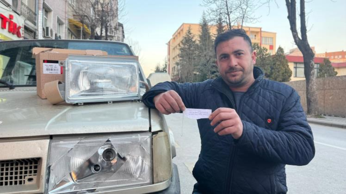 Eskişehir'de aracına çarpan adam not bıraktı: 'Farını yanlışlıkla kırdım'