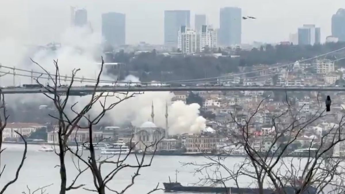 İstanbul'da yangın paniği! Dumanlar Boğaz'dan görüldü