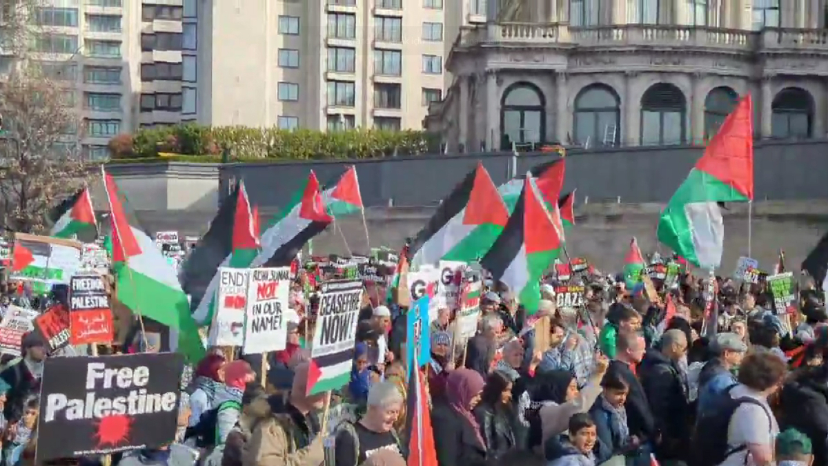 Londra'da on binlerce protestocu, Gazze'de ateşkes için yürüdü