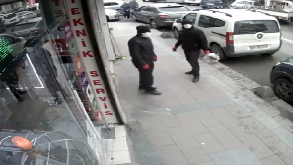 İstanbul'da kuyumcuya giren soyguncular arkalarına bakmadan kaçtı