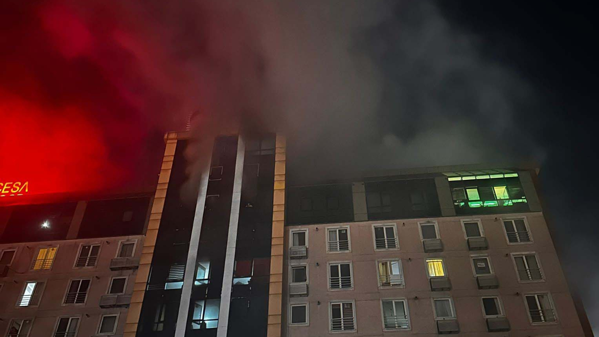 İstanbul Esenyurt'ta rezidansta yangın: 40 kişiyi itfaiye kurtardı
