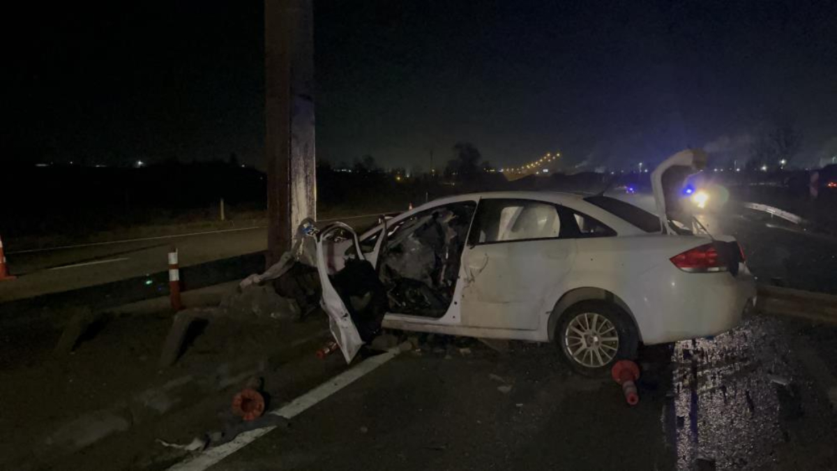 Eskişehir'de 190 kilometre hızla direğe çarpan sürücü can verdi