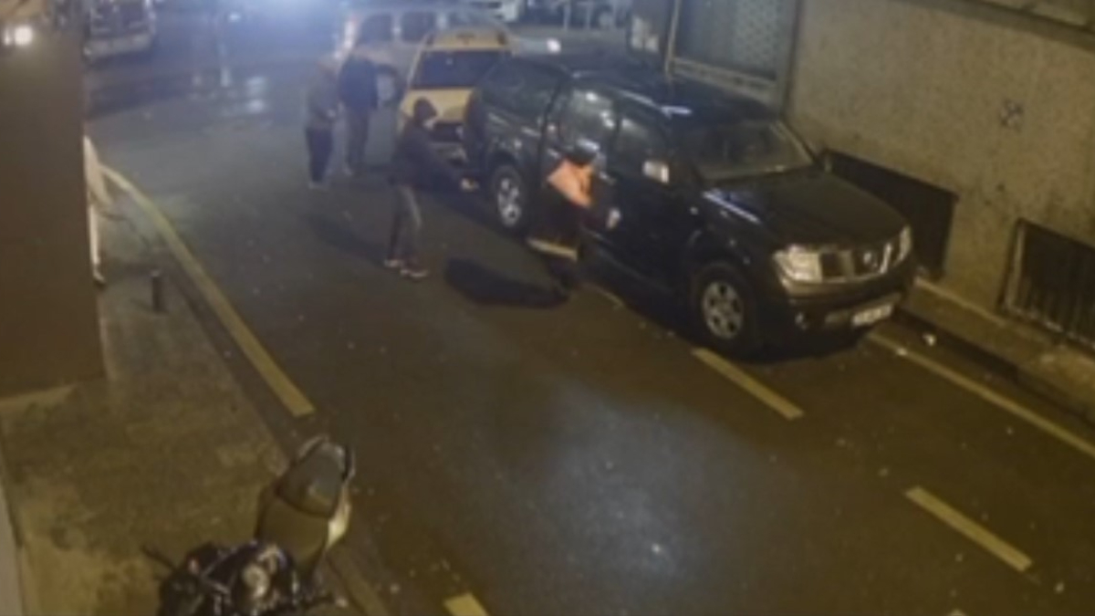 İstanbul Kağıthane'de sokakta silahlı saldırı! Yürüyüşünü beğenmediği için bacaklarından vurdu